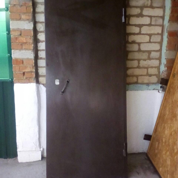 Металлическую дверь обшить внутри. Металлическая дверь входная без внутренней отделк. Двери красный Кут. Дверь стальная бу.