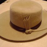 Женская шляпа велюровая бежевая